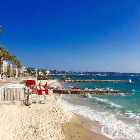 アパート Apartment, Les Pins *
