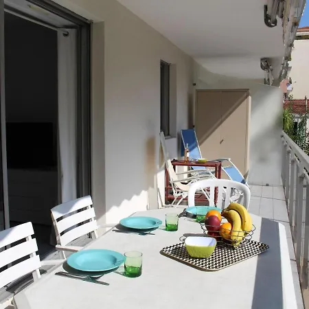 アパート Apartment, Les Pins