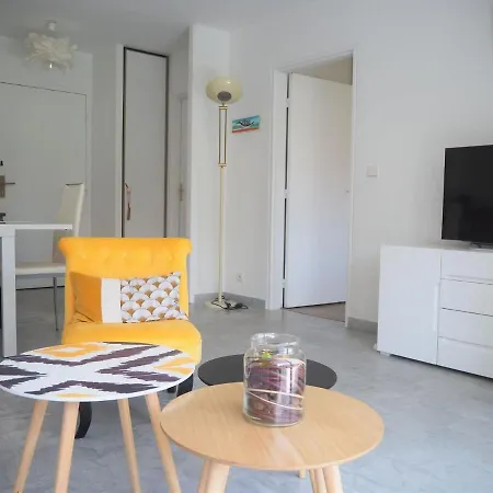 アパート Apartment, Les Pins *