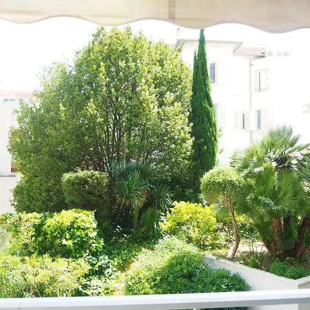 Apartment, Les Pins アパート